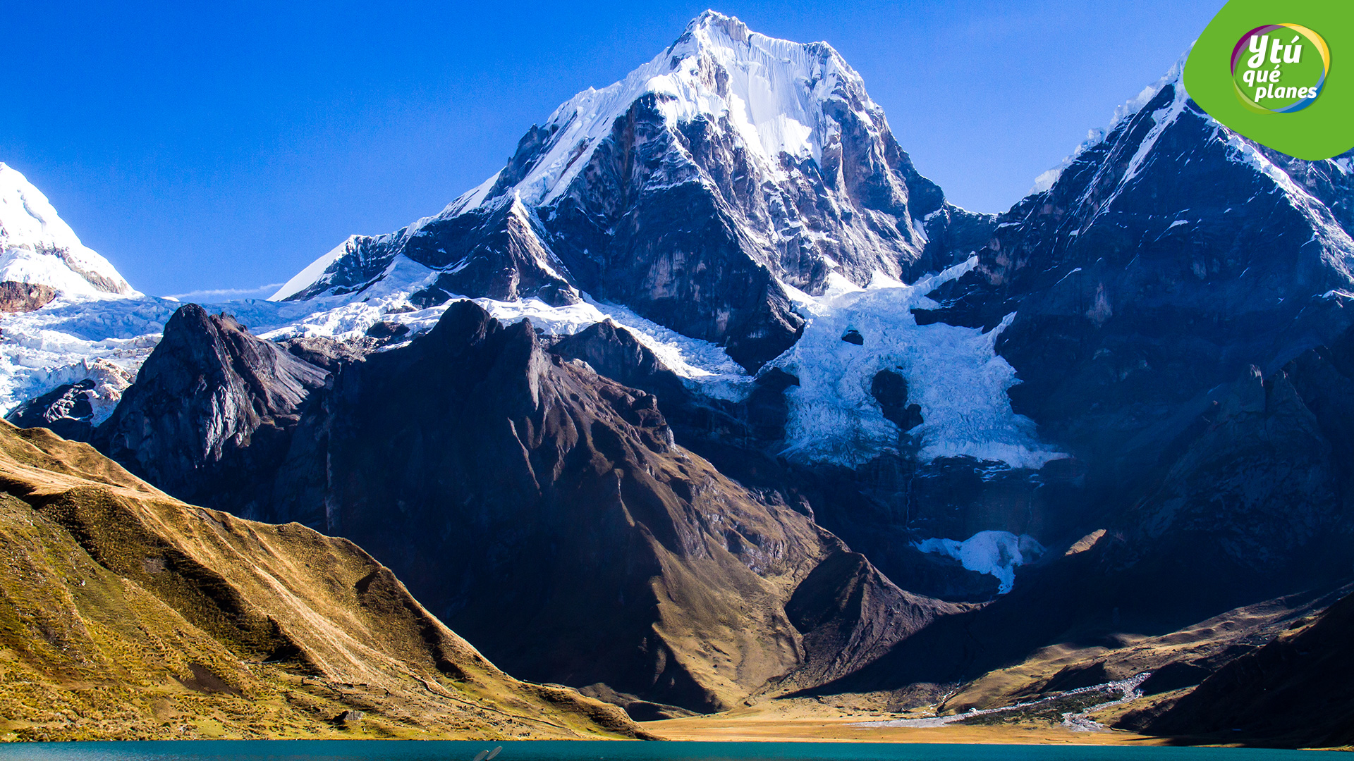 Laguna Carhuacocha y Nevado Yerupajá. Trekking en la Cordillera Huayhuash 